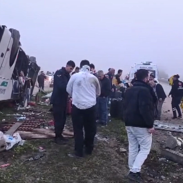 Adana'da yolcu otobüsü devrildi; çok sayıda yaralı var