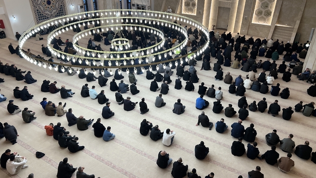 Kars'ta bayram namazında camiler doldu, taştı