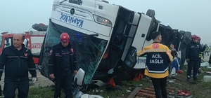 Adana'da devrilen yolcu otobüsünde 2 kişi öldü, 19 kişi yaralandı