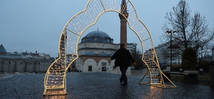 Yağmura rağmen dışarıda saf tuttular: 4 asırlık camide bayram namazı kıldılar