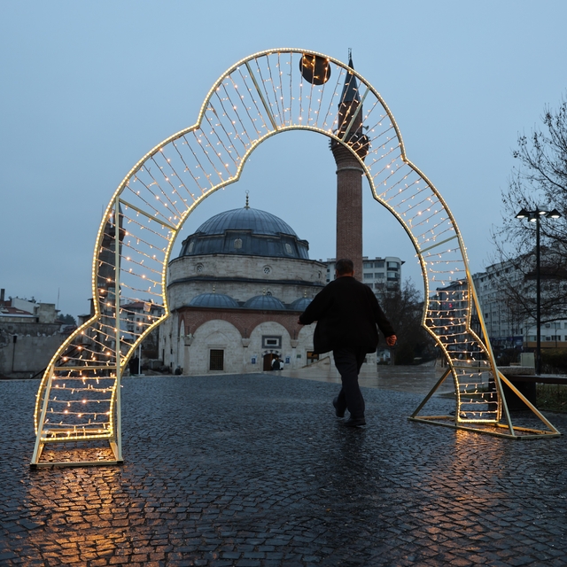 Yağmura rağmen dışarıda saf tuttular: 4 asırlık camide bayram namazı kıldıl...