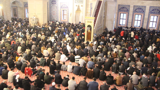 Adana'da Sabancı Merkez Camisi'nde bayram namazı kılındı