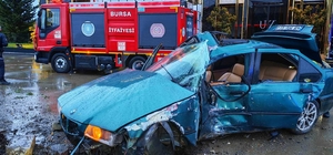 Otomobil beton reklam panosuna çarptı: 1 ölü