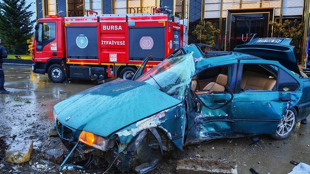 Otomobil beton reklam panosuna çarptı: 1 ölü