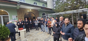 Çorum'da cami bahçesinde toplu bayramlaşma geleneği yaşatıldı