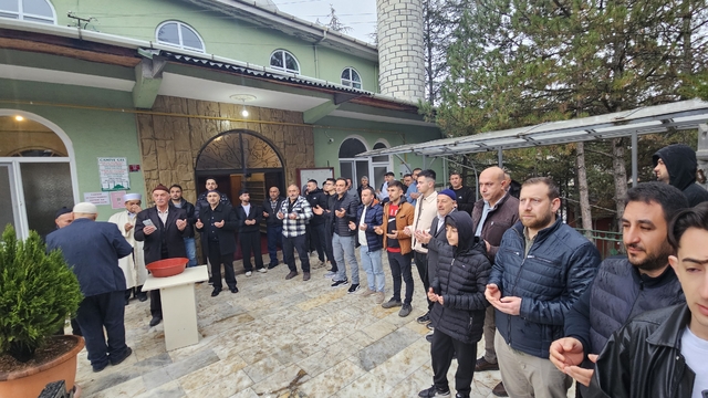 Çorum'da cami bahçesinde toplu bayramlaşma geleneği yaşatıldı