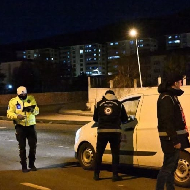 Bayburt polisi huzur ve güven için denetimlerini sürdürüyor