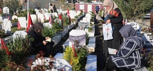 Deprem şehitliğinde hüzünlü bayram Depremde oğlunu kaybeden Murat Erol: "Oğlum büyüyünce ben arabalarla uğraştığım için galerici olmak istiyordu"