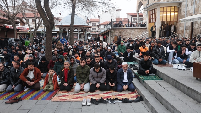Konya'da Bayram Namazında camiler doldu