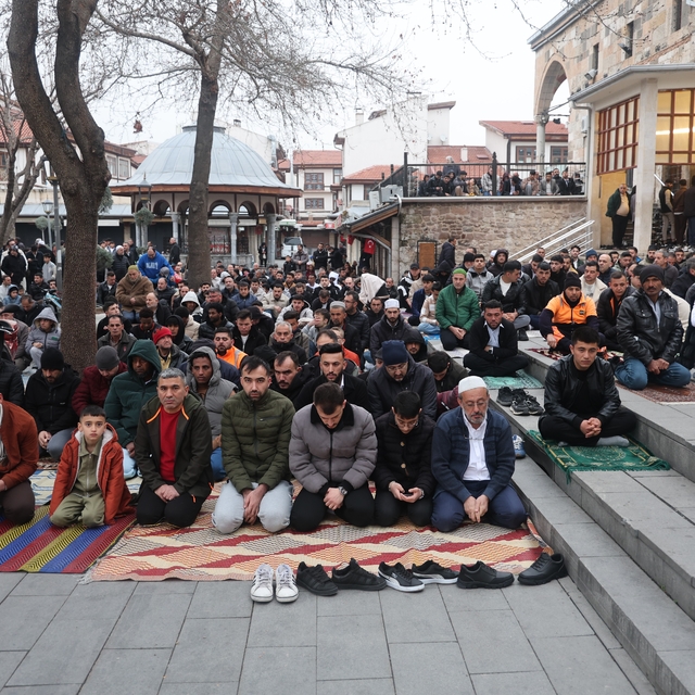 Konya'da Bayram Namazında camiler doldu
