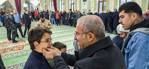 Vali Toraman, namaz sonrası vatandaşlarla bayramlaştı