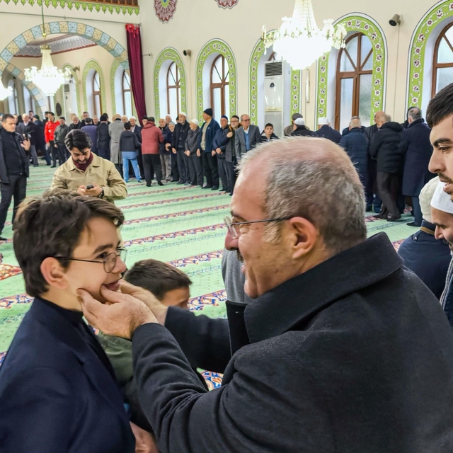 Vali Toraman, namaz sonrası vatandaşlarla bayramlaştı