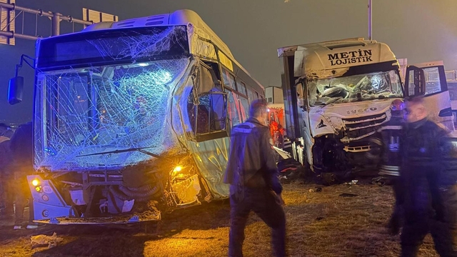 TIR, kavşakta otobüsüne çarptı: 1 yaralı