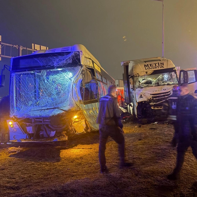 TIR, kavşakta otobüsüne çarptı: 1 yaralı