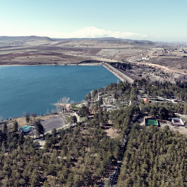 Sarımsaklı Barajı Mesire Alanı, yenilenen yüzüyle vatandaşların ziyaretini...