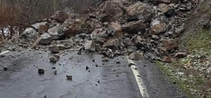 Şırnak’ta kaya düşmesi nedeniyle köy yolu ulaşıma kapandı