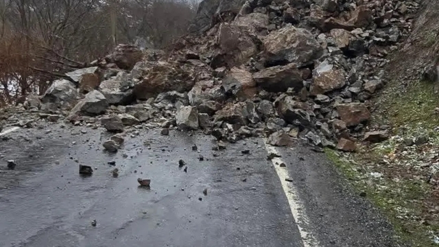 Şırnak'ta kaya düşmesi nedeniyle köy yolu ulaşıma kapandı