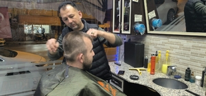 Ramazan Bayramı'nı oturdukları berber sandalyelerinde karşıladılar