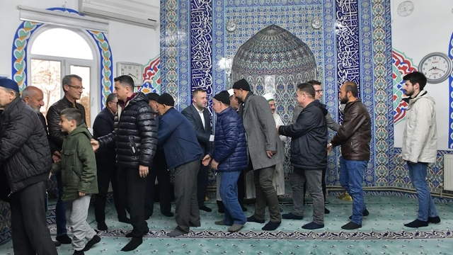 Ezine'de namaz sonrası bayramlaşma