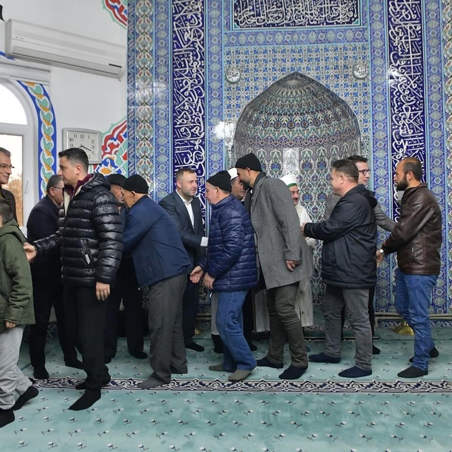 Ezine'de namaz sonrası bayramlaşma