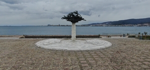 İzmir'de bayram tatili sessizliği Gündoğdu Meydanı'na yansıdı Kapalı havaya uyanan İzmir'de meydanlar boş kaldı