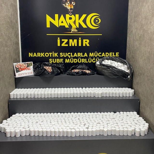 İzmir'de bir araçta 84 bin sentetik ecza ele geçirildi
