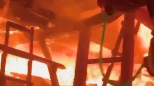 Ahşap ev alev topuna döndü