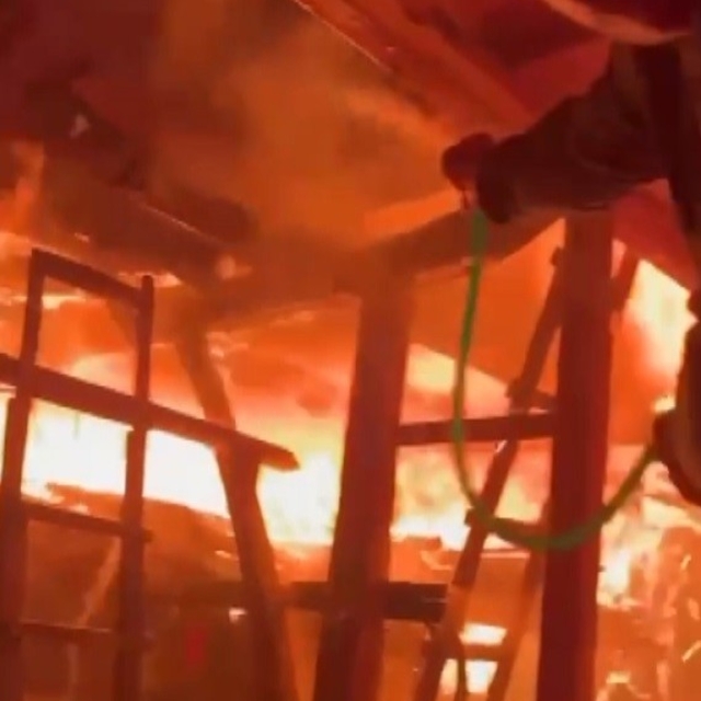 Ahşap ev alev topuna döndü