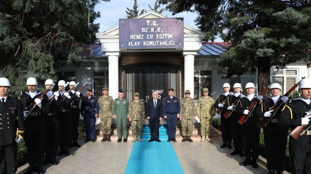 Bakan Güler, bayram namazını Hatay'daki tarihi camide kıldı (2)