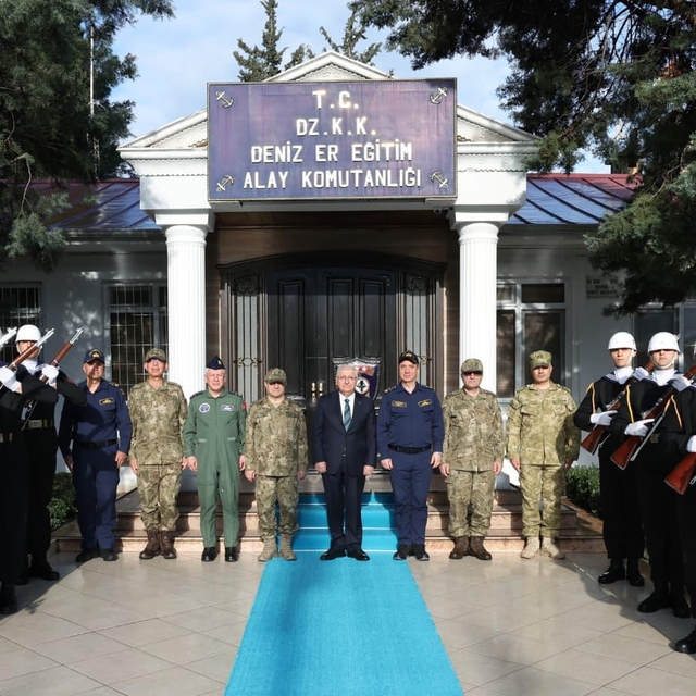 Bakan Güler, bayram namazını Hatay'daki tarihi camide kıldı (2)