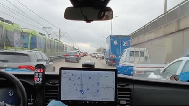 Fermuar sistemiyle ambulansa 'hayat koridoru' açtılar