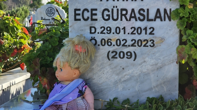 Hatay'daki deprem şehitliğinde hüzünlü bayram ziyareti