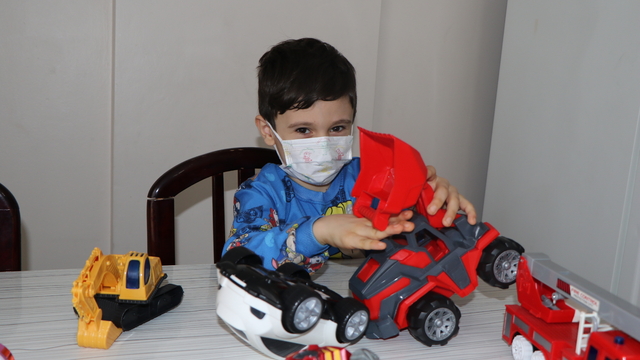 Lösemi hastası Muhammet Emin, tedavi sonrası ablasına kavuşup oyun oynamak istiyor