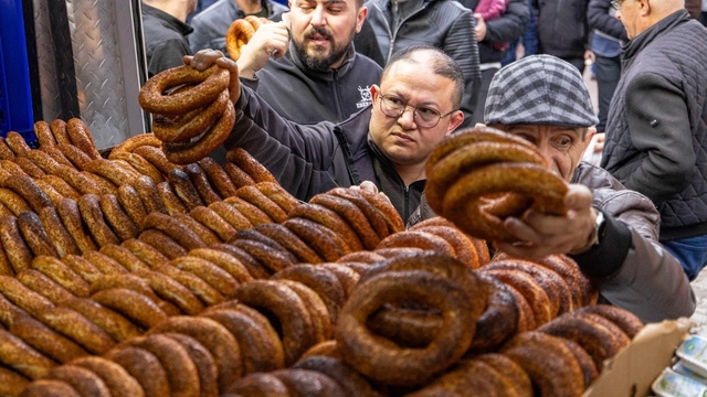 Başkan Tugay bayram namazında Bucalılarla buluştu