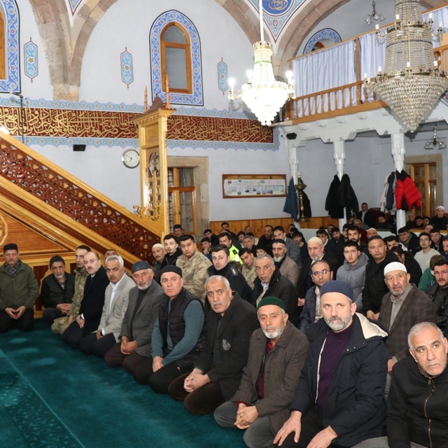 Bayram namazında camiler doldu taştı