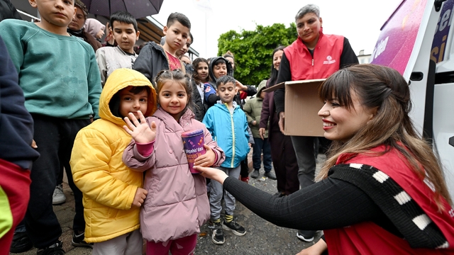 Mersin'de 13 ilçede 60 bin çocuğa bayram hediyesi