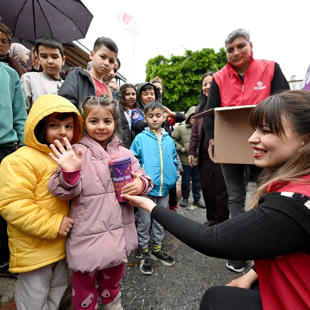 Mersin'de 13 ilçede 60 bin çocuğa bayram hediyesi
