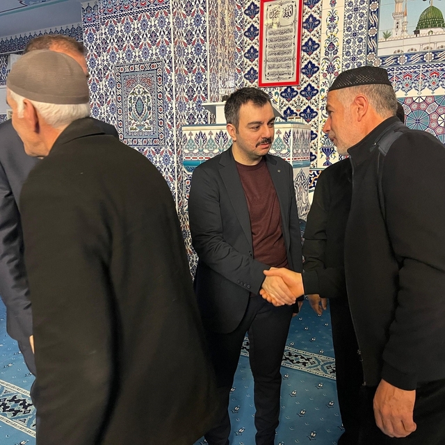 Dicle Kaymakamı Atış, asker, polis, sağlık personeli ve vatandaşlarla bayra...