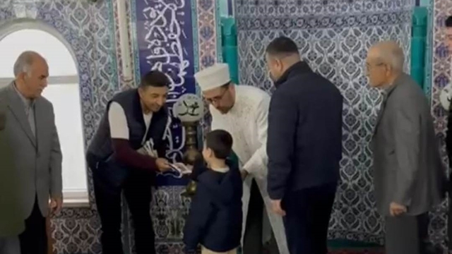 Anamur'da bayram namazı sonrası çocuklara harçlık dağıtıldı