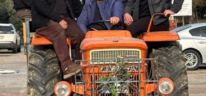 50 yıllık gelenek bozulmadı, traktörle mezarlık ziyareti