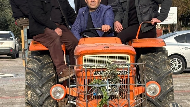 50 yıllık gelenek bozulmadı, traktörle mezarlık ziyareti