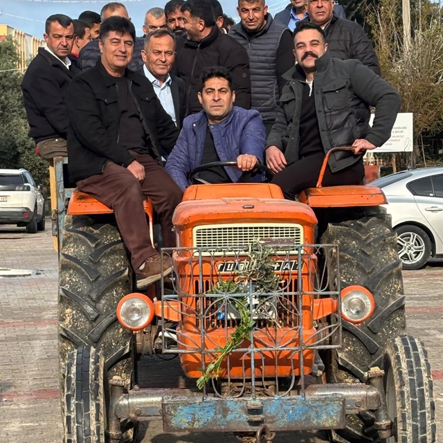 50 yıllık gelenek bozulmadı, traktörle mezarlık ziyareti