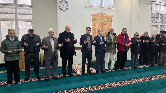 Çilimli'de bayram coşkusu yaşandı dualar edildi bayramlaşıldı