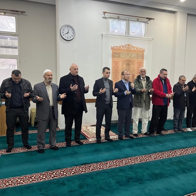 Çilimli'de bayram coşkusu yaşandı dualar edildi bayramlaşıldı