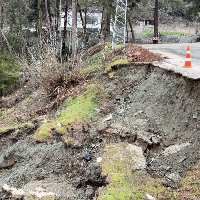 Osmaniye'de yoğun yağmur sonrası yol çöktü