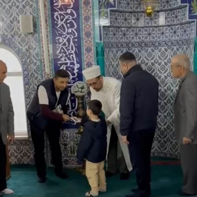 Anamur'da bayram namazı sonrası çocuklara harçlık dağıtıldı