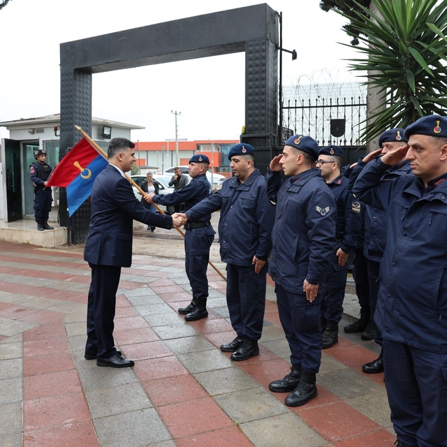 Şener, bayramda görev başındakileri ve şehit ailelerini unutmadı