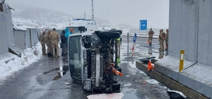 Bingöl'de takla atan otomobil ve hafif ticari araçtaki 6 kişi yaralandı