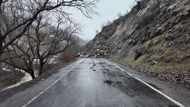 Beytüşşebap'ta heyelan nedeniyle 11 yerin yolu ulaşıma kapandı