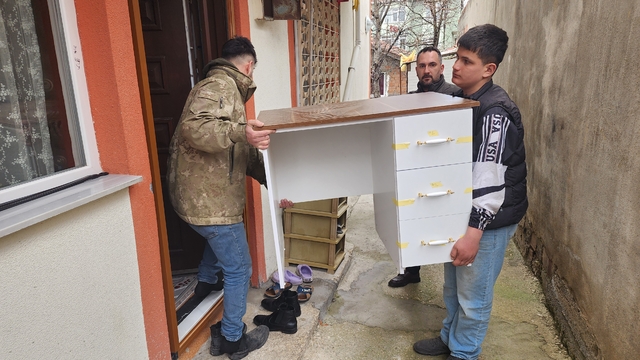 Suluova'da öksüz ve yetim çocuklara çalışma masası ve sandalye verildi